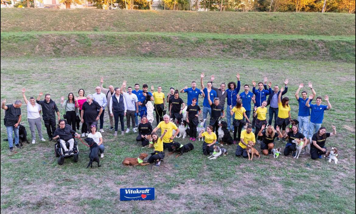 achille, il labrador per una bambina con disabilita’, diventa la mascotte della ermgroup volley altotevere: un gesto di solisarietà dall’evento campioni a 4 zampe