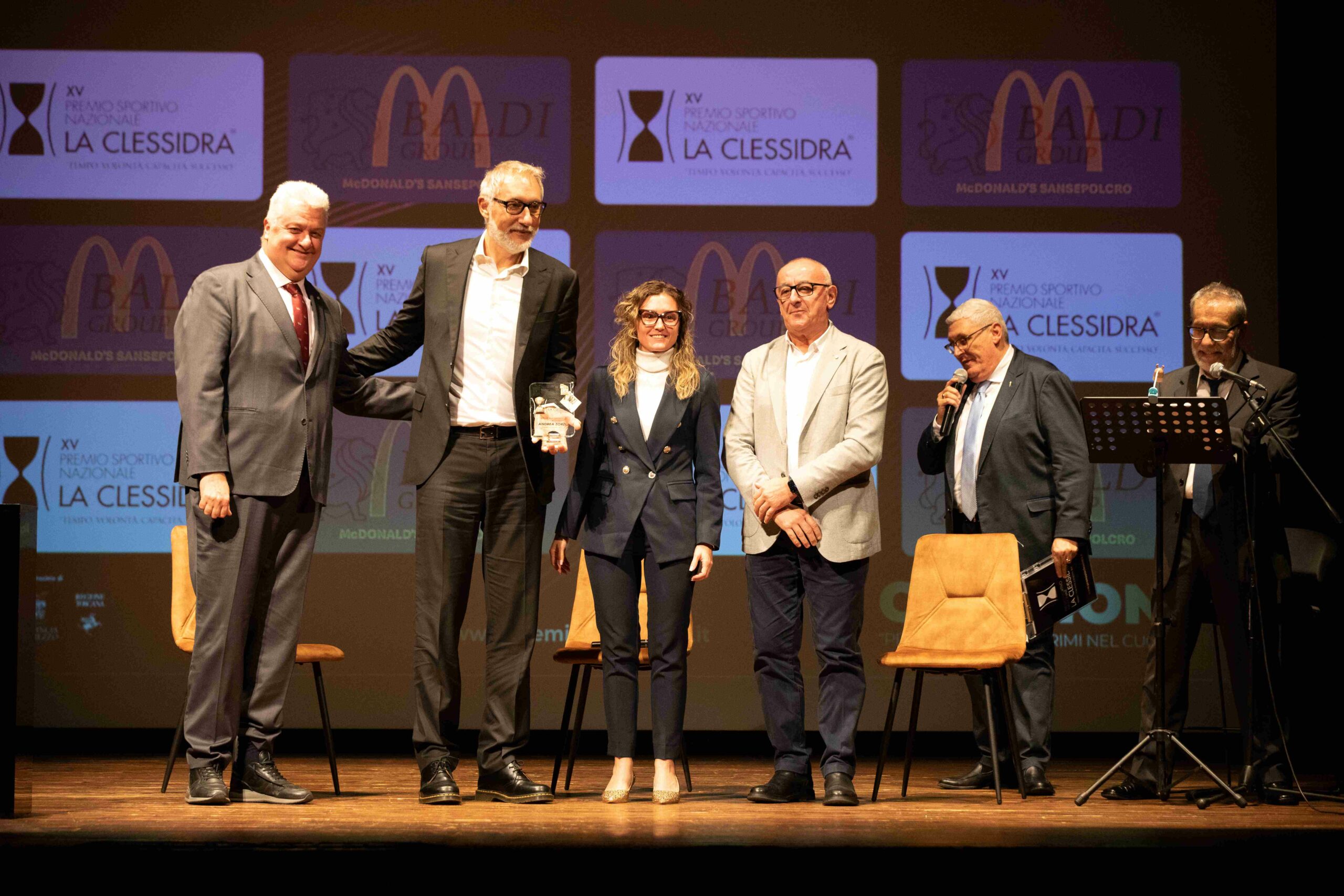 Volley Altotevere sul palco dei Ricomposti di Anghiari per la consegna del premio “Clessidra alla carriera” ad Andrea Zorzi, leader della Nazionale di Julio Velasco salita sul tetto del mondo